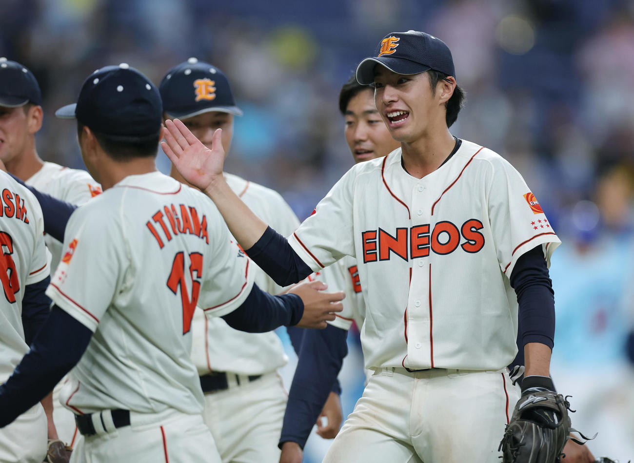 ENEOS対TDK TDKに勝利し、笑顔でナインとタッチを交わす度会（右）（撮影・前田充）