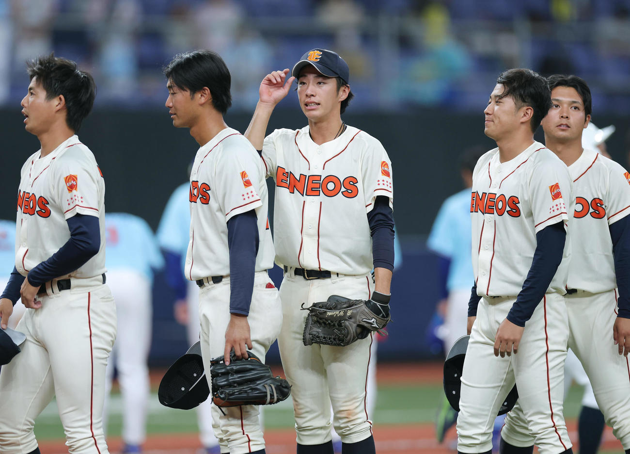 ENEOS対TDK TDKに勝利し、スタンドの観客にあいさつする度会（中央）（撮影・前田充）