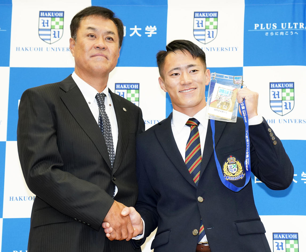 握手を交わす白鴎大・福島（右）と阪神平塚スカウト（撮影・横山健太）