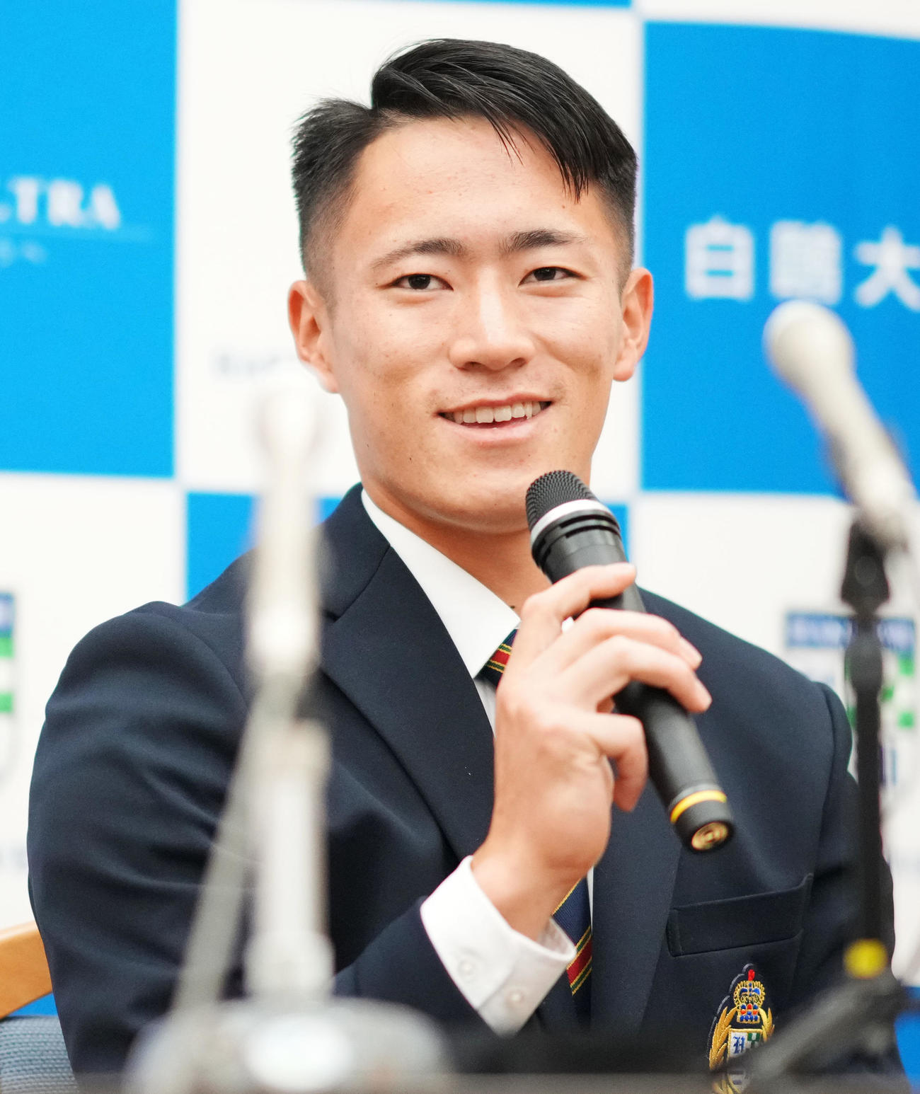 笑顔で意気込みを語る白鴎大・福島（撮影・横山健太）