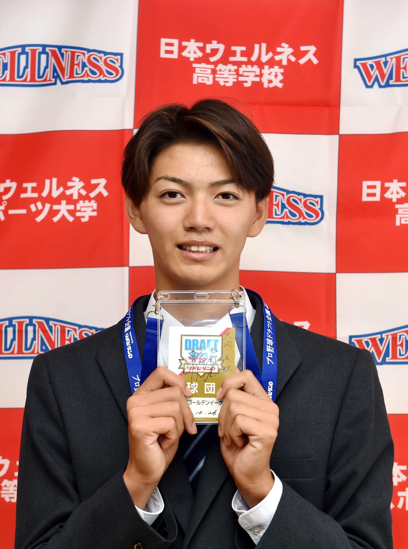 楽天今江監督のサインが入ったパスを笑顔で見せる日本ウェルネス宮城・大内