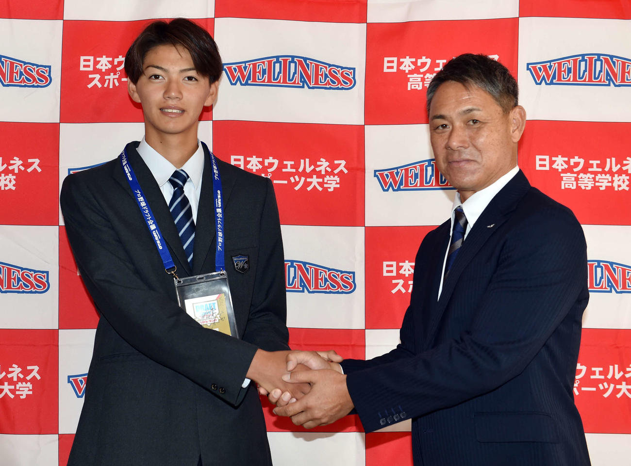 楽天益田スカウト（右）と握手を交わす日本ウェルネス宮城・大内（撮影・相沢孔志）