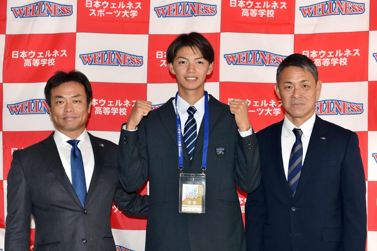 愛敬スカウト（左）、益田スカウト（右）と笑顔を見せる日本ウェルネス宮城・大内