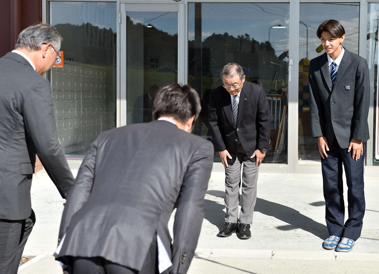 楽天後関スカウト部長らにあいさつする日本ウェルネス宮城・大内（右）と金子監督（撮影・相沢孔志）