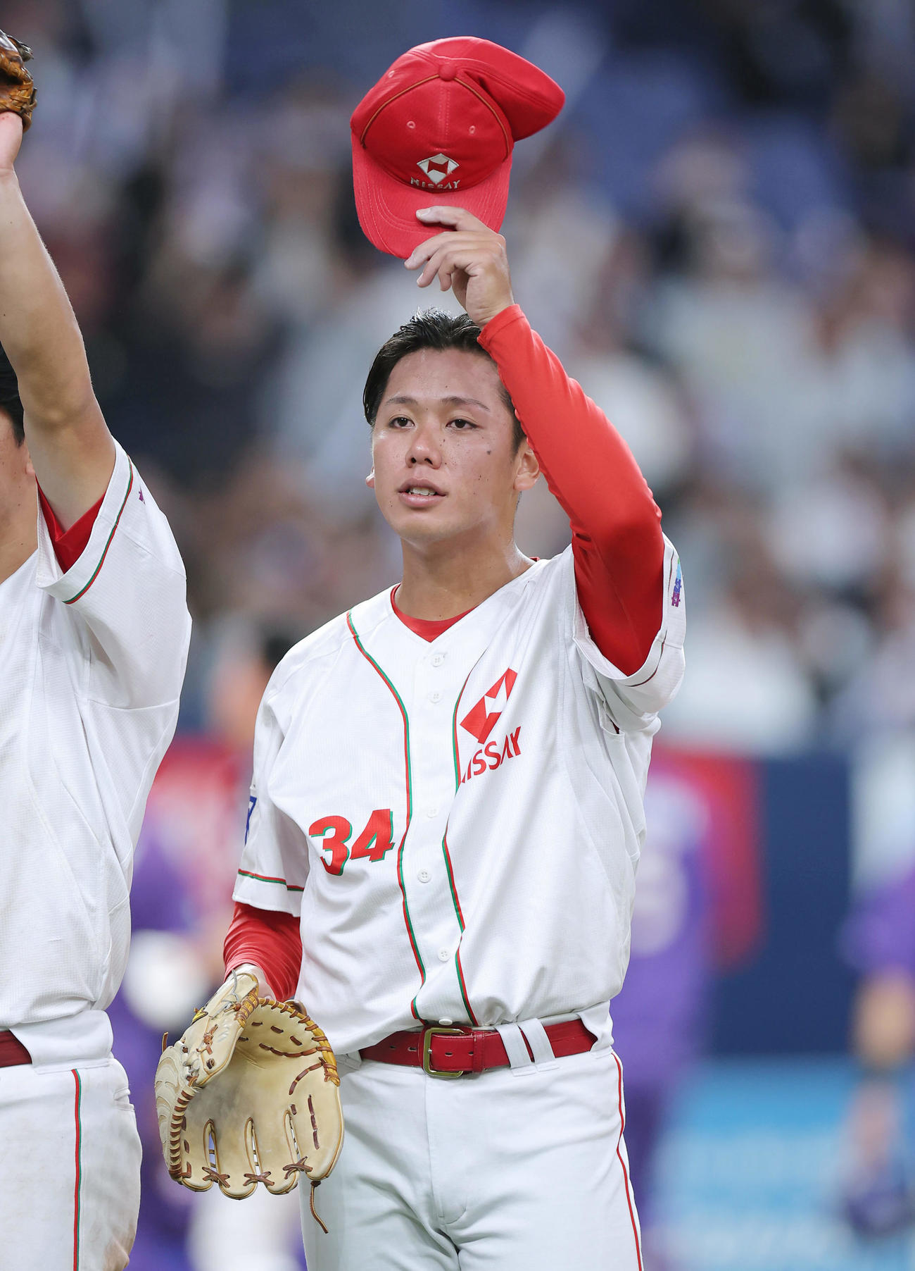 日本生命対伯和ビクトリーズ　伯和ビクトリーズに勝利し、観客の声援に応える日本生命・又木（撮影・前田充）