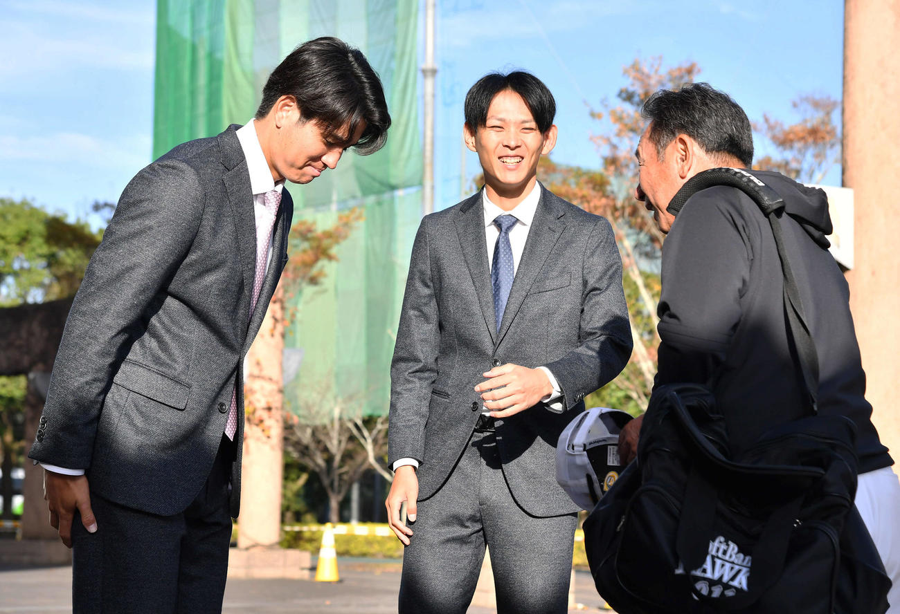 トレードで巨人へ移籍する高橋礼（左）と泉（中央）は、小川3軍監督にあいさつする（撮影・岩下翔太）