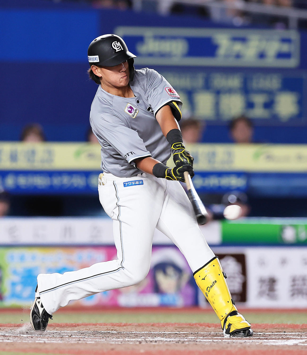 ロッテ対西武　7回裏ロッテ2死一塁、山本はプロ初安打となる遊撃への内野安打を放つ（2023年5月24日撮影）
