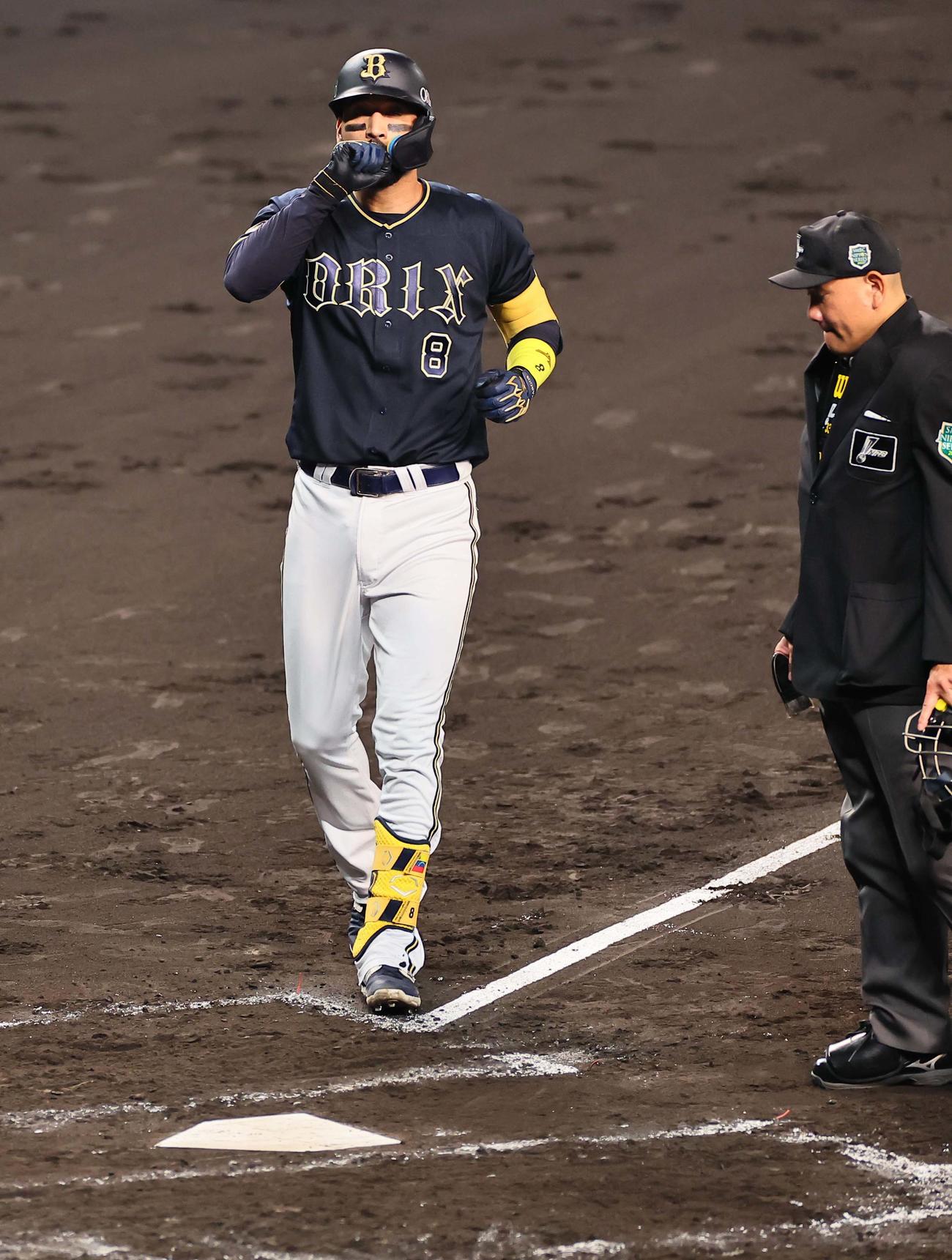 23年11月2日　日本シリーズ第5戦　阪神対オリックス　4回表オリックス2死、マーウィン・ゴンザレスは左中間越え先制ソロ本塁打を放つ（撮影・上田博志）