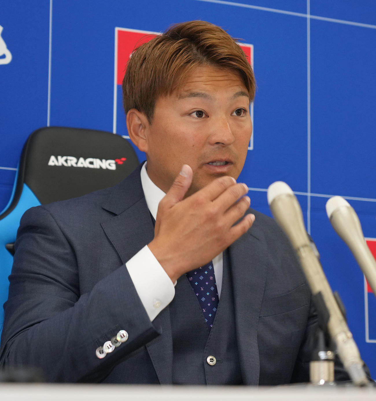 契約更改を終え会見する田島（撮影・森本幸一）