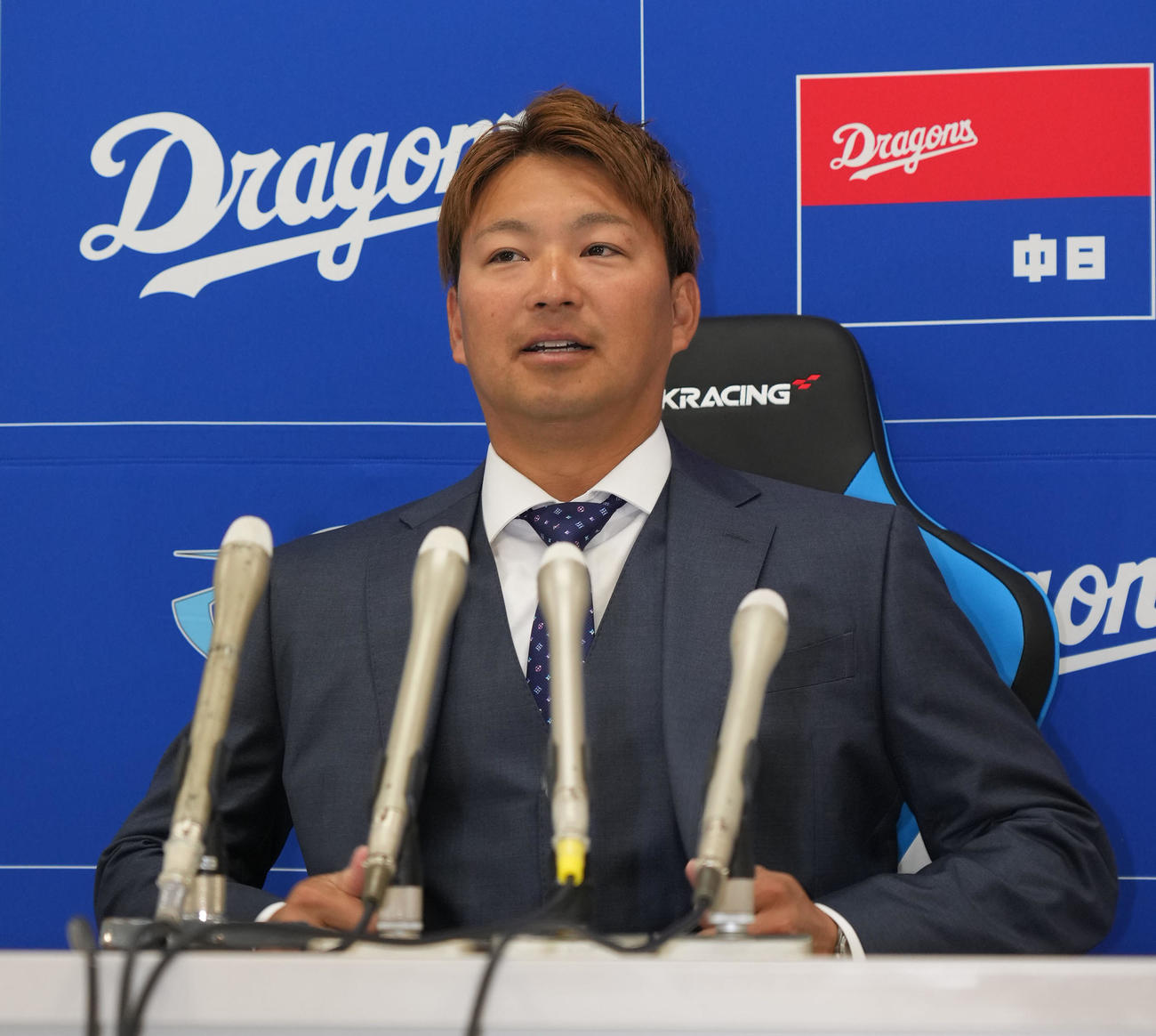 契約更改を終え会見の席に着く田島（撮影・森本幸一）