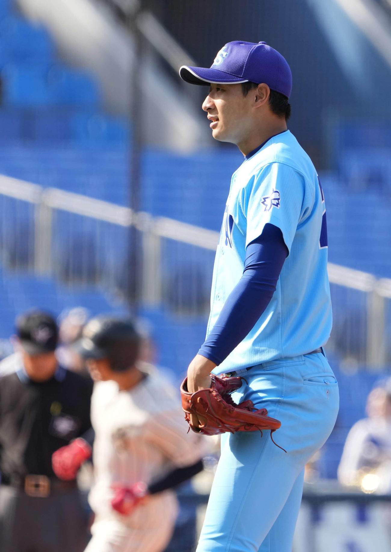 日体大対上武大　1回裏上武大2死一、三塁、日体大先発の宮下は荒巻（左）に右越えの先制3点本塁打を許す（撮影・小沢裕）