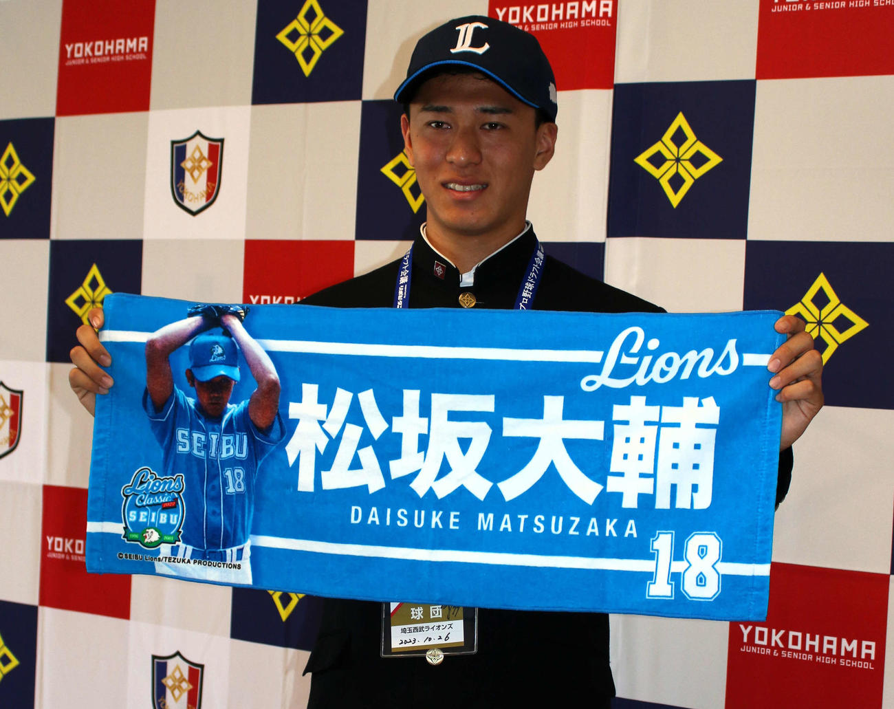 西武から指名あいさつ後に高校の大先輩となる松坂大輔氏の西武時代のグッズを手に笑顔を見せるドラフト3位の横浜・杉山遥希投手（撮影・木下大輔）