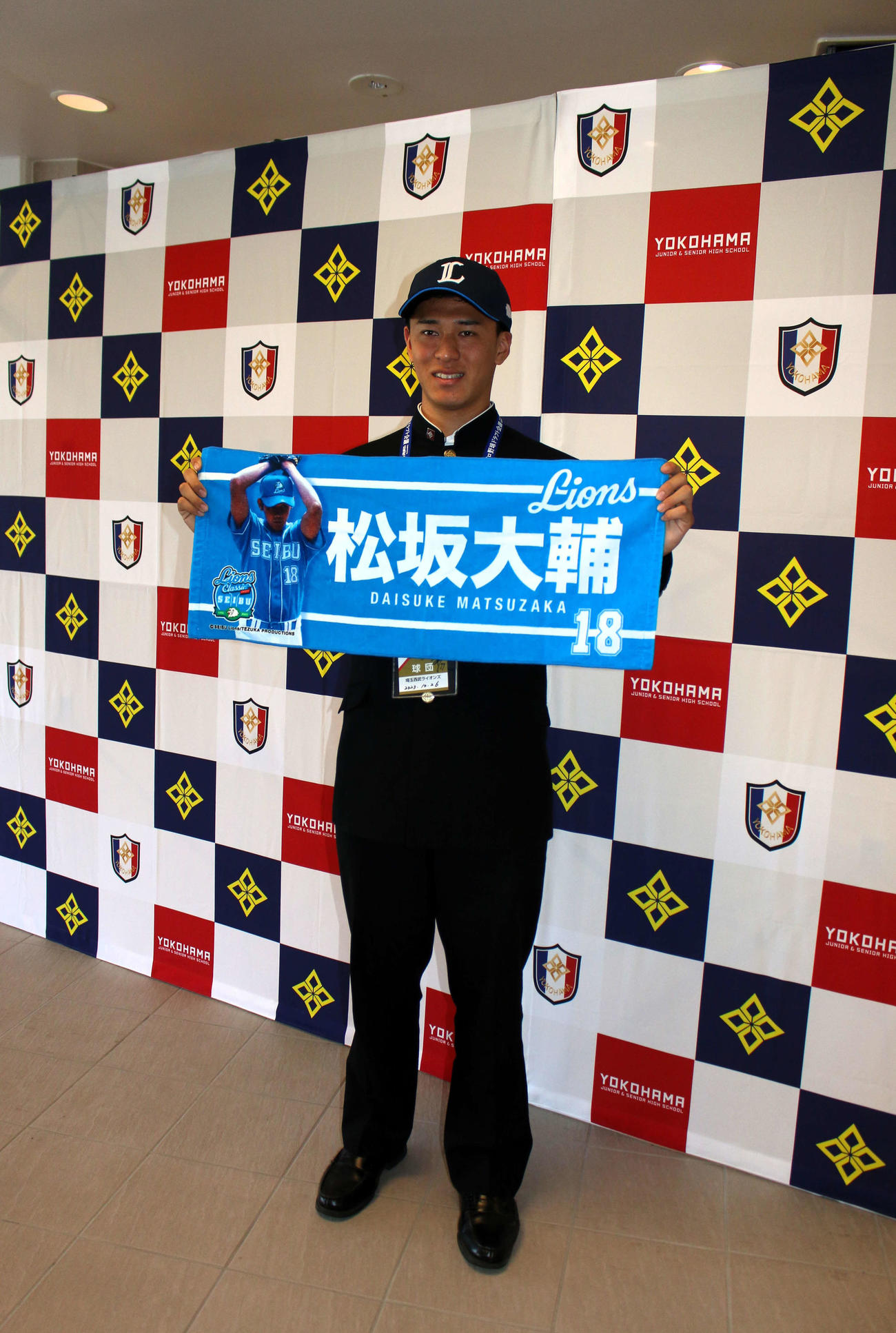 西武から指名あいさつ後に高校の大先輩となる松坂大輔氏の西武時代のグッズを手に笑顔を見せるドラフト3位の横浜・杉山遥希投手（撮影・木下大輔）