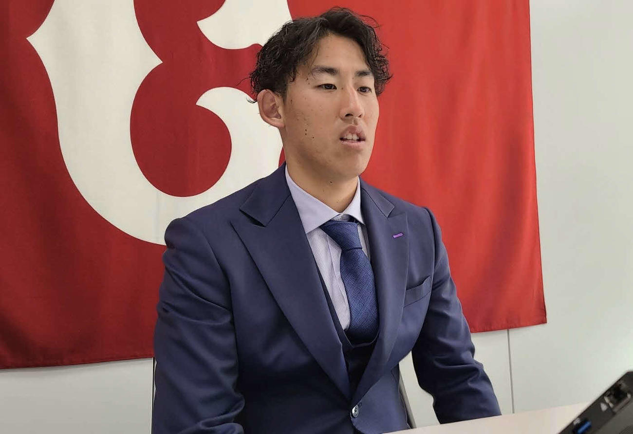 契約更改を終え、会見する巨人石田（球団提供）