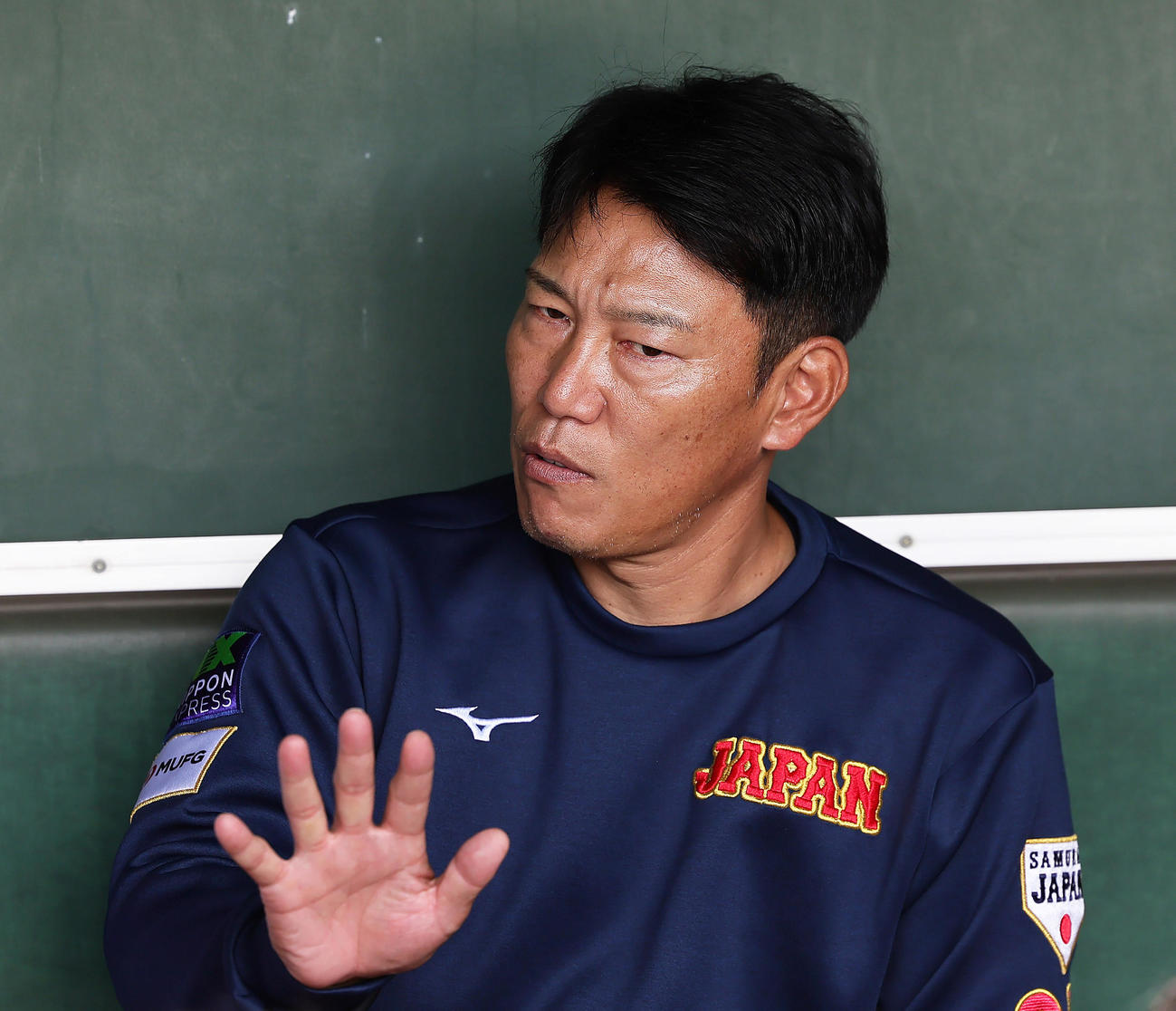 ベンチで報道陣と話す井端監督（撮影・足立雅史）