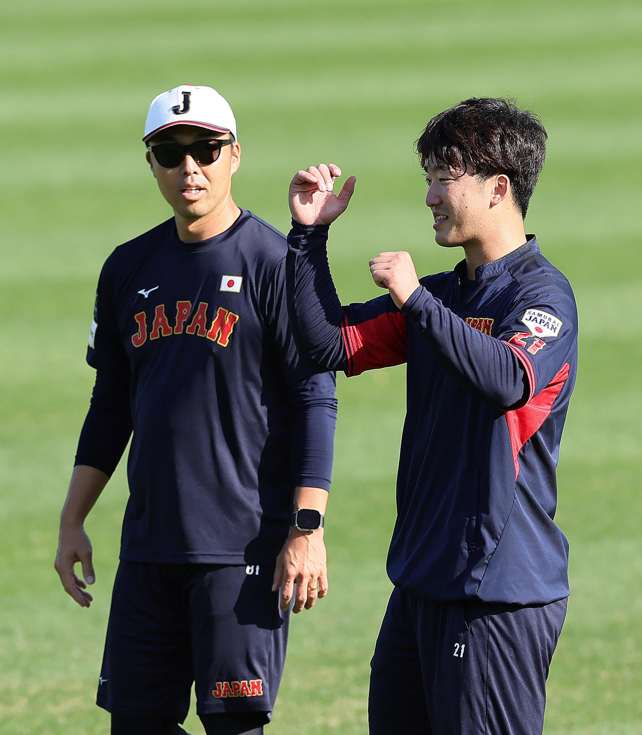 吉見投手コーチ（左）から指導を受ける吉村（撮影・足立雅史）