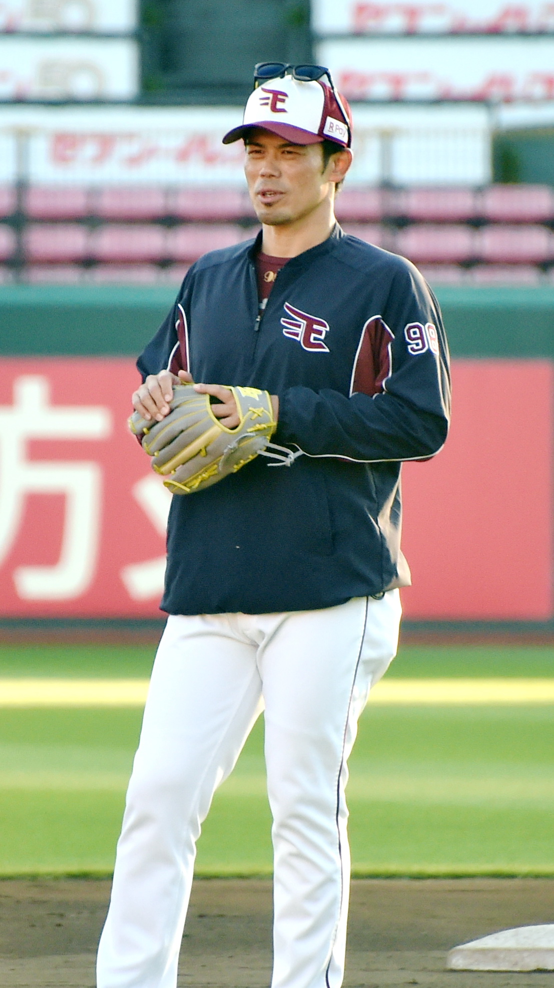 グラブをつけ練習を見守る楽天今江監督（撮影・山田愛斗）