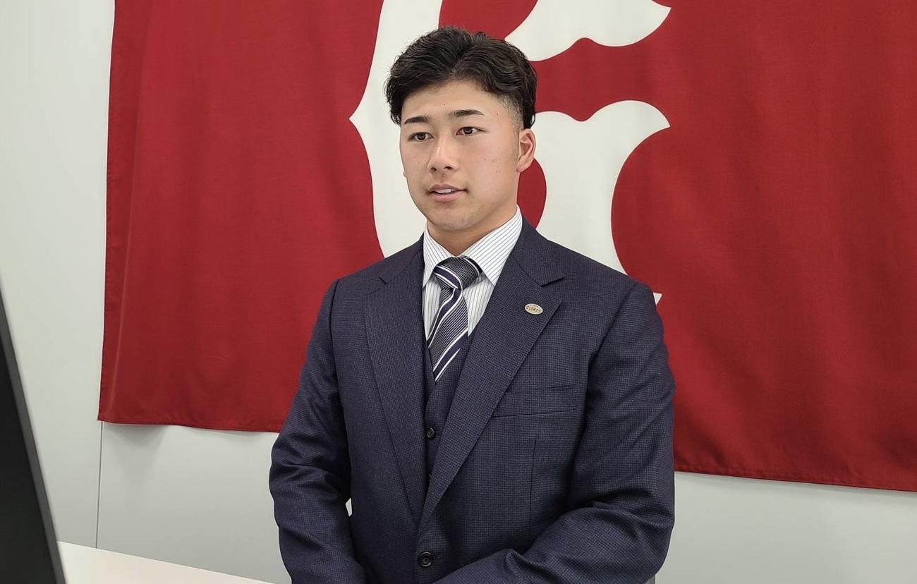 契約更改を終え、会見する巨人代木（球団提供）