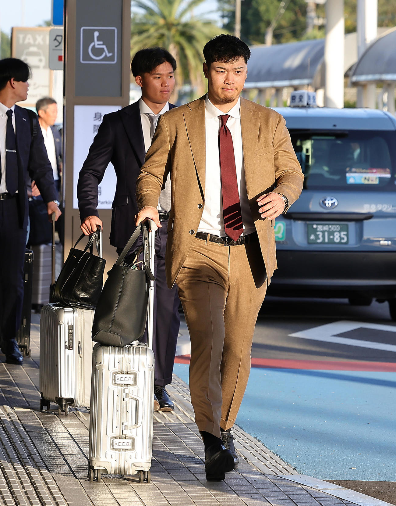 宮崎に到着した阪神の佐藤輝（左）と森下（撮影・足立雅史）