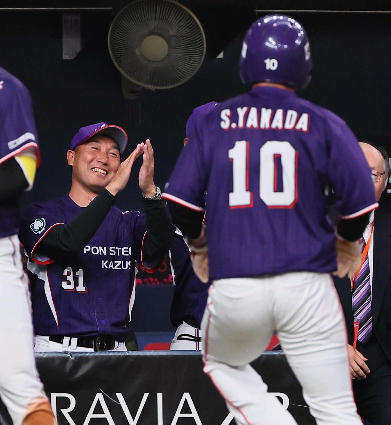 日本製鉄かずさマジック対KMGホールディングス　5回表日本製鉄かずさマジック1死二塁、勝俣の適時二塁打で生還した山田を笑顔で出迎える渡辺監督（撮影・上田博志）
