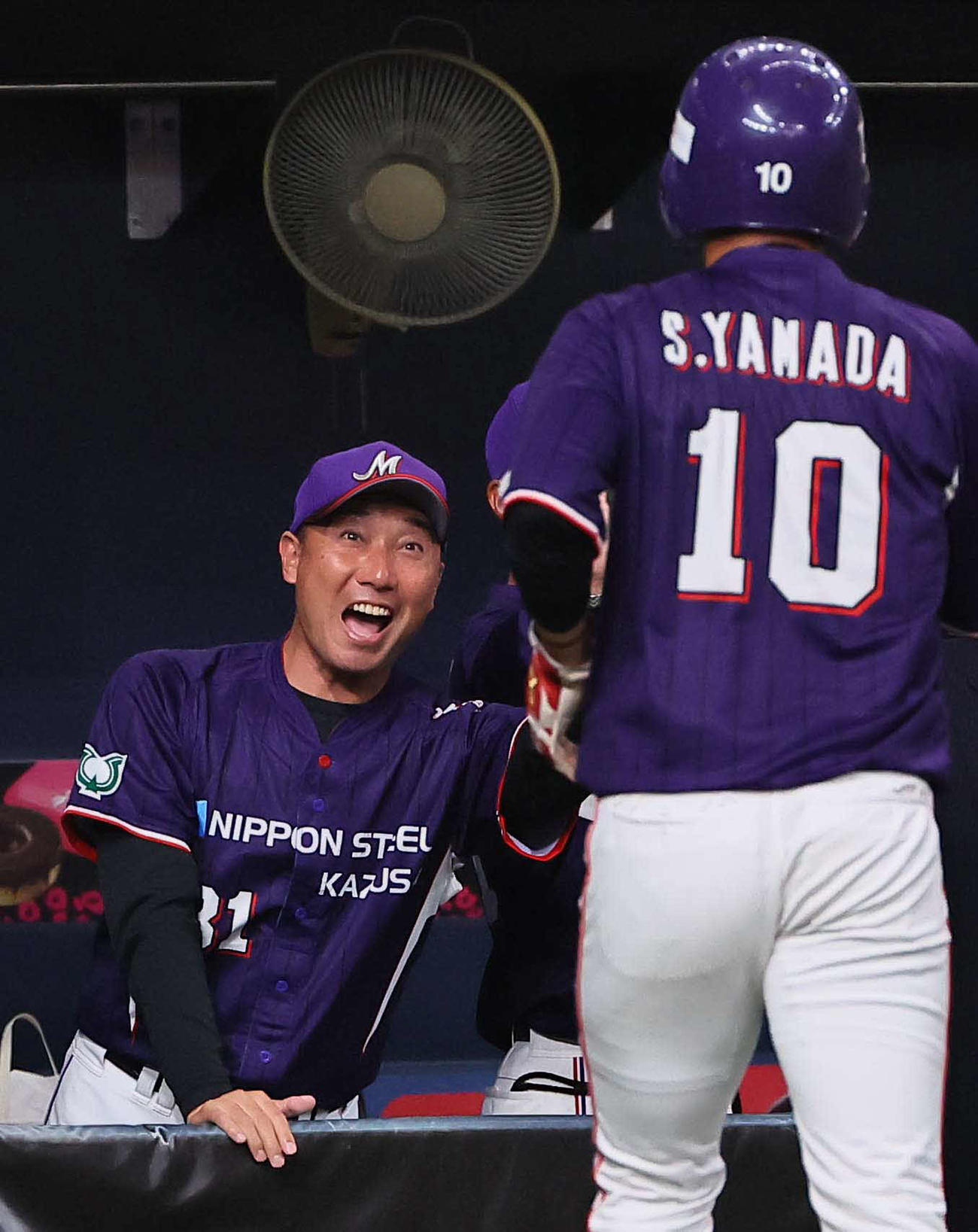 日本製鉄かずさマジック対KMGホールディングス　5回表日本製鉄かずさマジック1死二塁、勝俣の適時二塁打で生還した山田を笑顔で出迎える渡辺監督（撮影・上田博志）