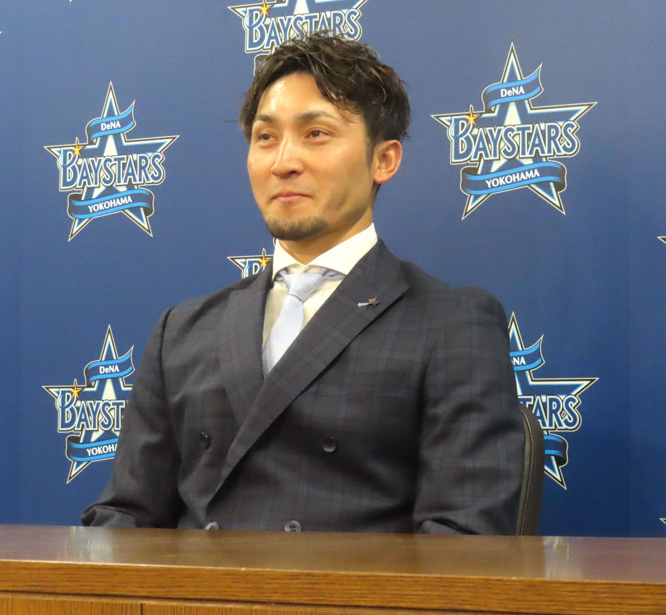 契約更改に臨んだDeNA伊藤光捕手（撮影・黒須亮）