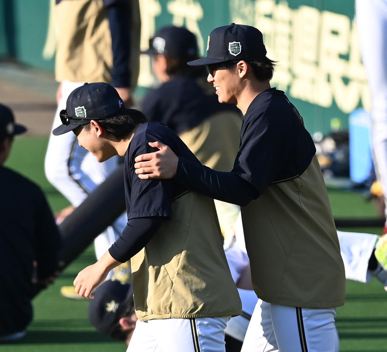 笑顔を見せる（左から）宮城大弥、山本由伸（2023年11月1日撮影）