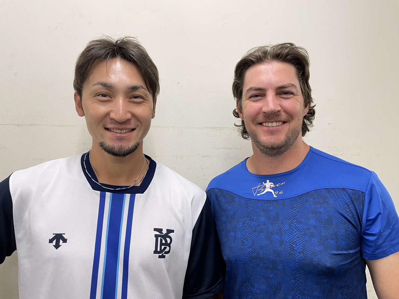 笑顔で写真に納まるDeNA伊藤（左）とバウアー（球団提供）