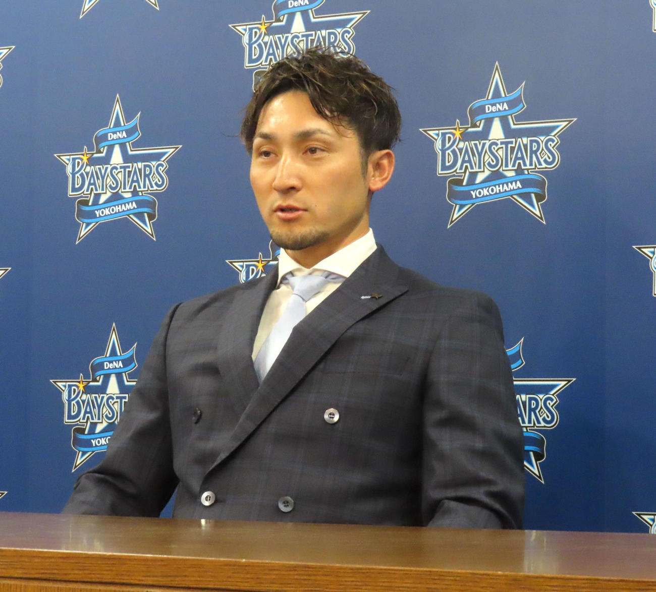契約更改に臨んだDeNA伊藤光捕手（撮影・黒須亮）