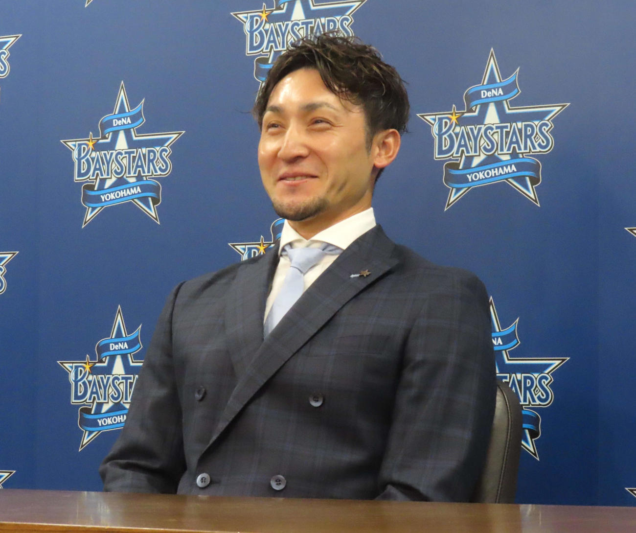 契約更改で笑顔を見せるDeNA伊藤光捕手（撮影・黒須亮）