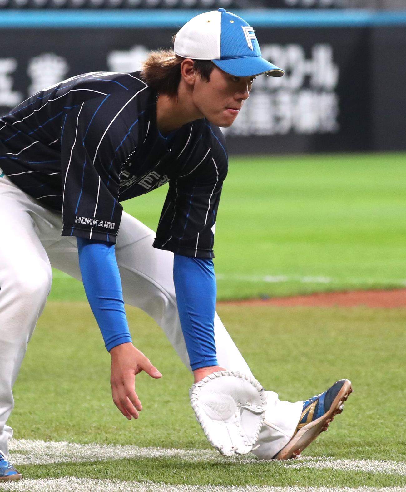 7日の練習では、内側が平らなグラブでノックを受けていた福田光（撮影・黒川智章）