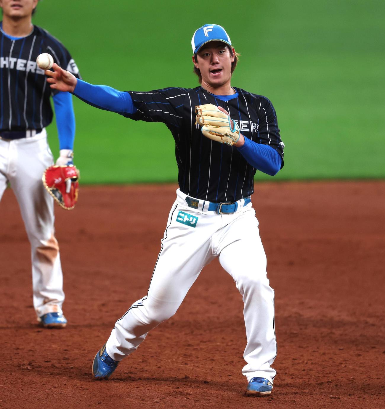 練習用の小さなグラブでノックを受ける福田光（撮影・黒川智章）