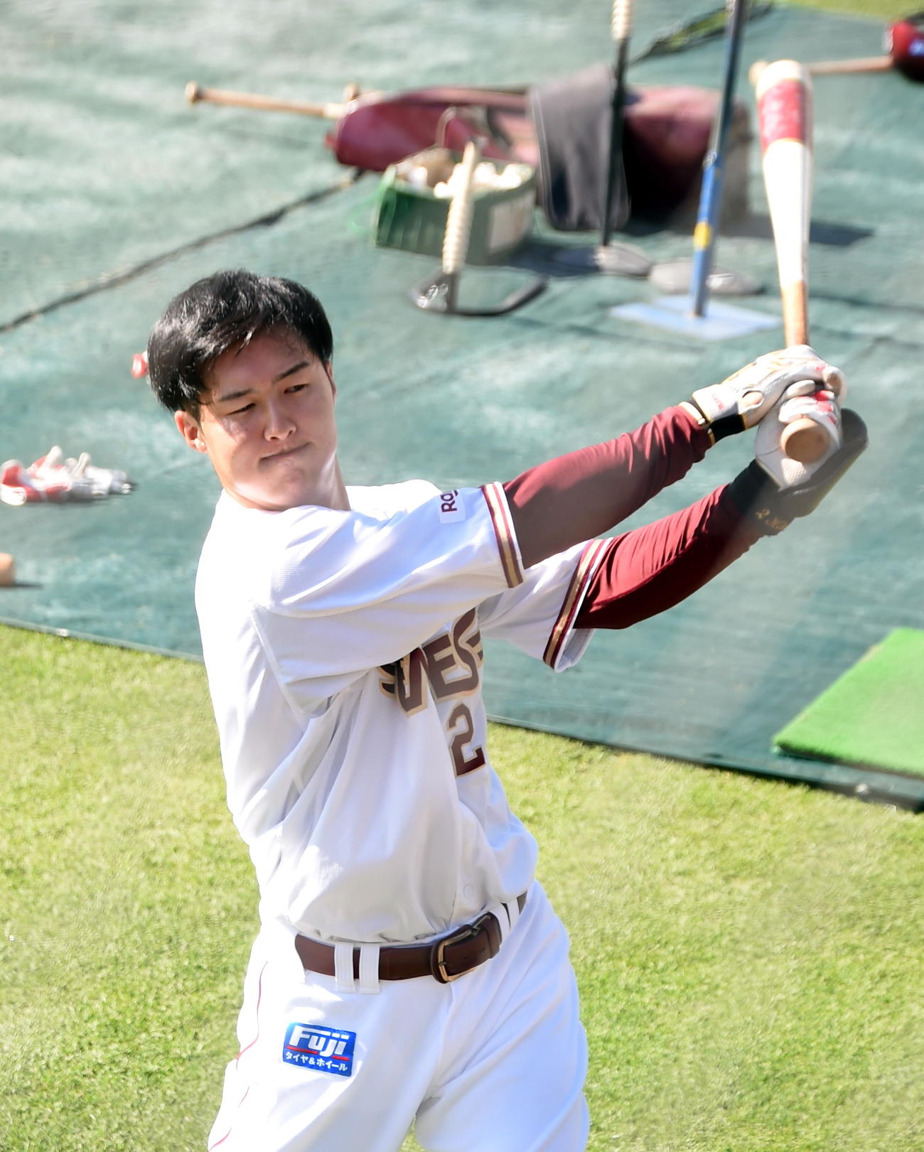 ティー打撃を行う太田