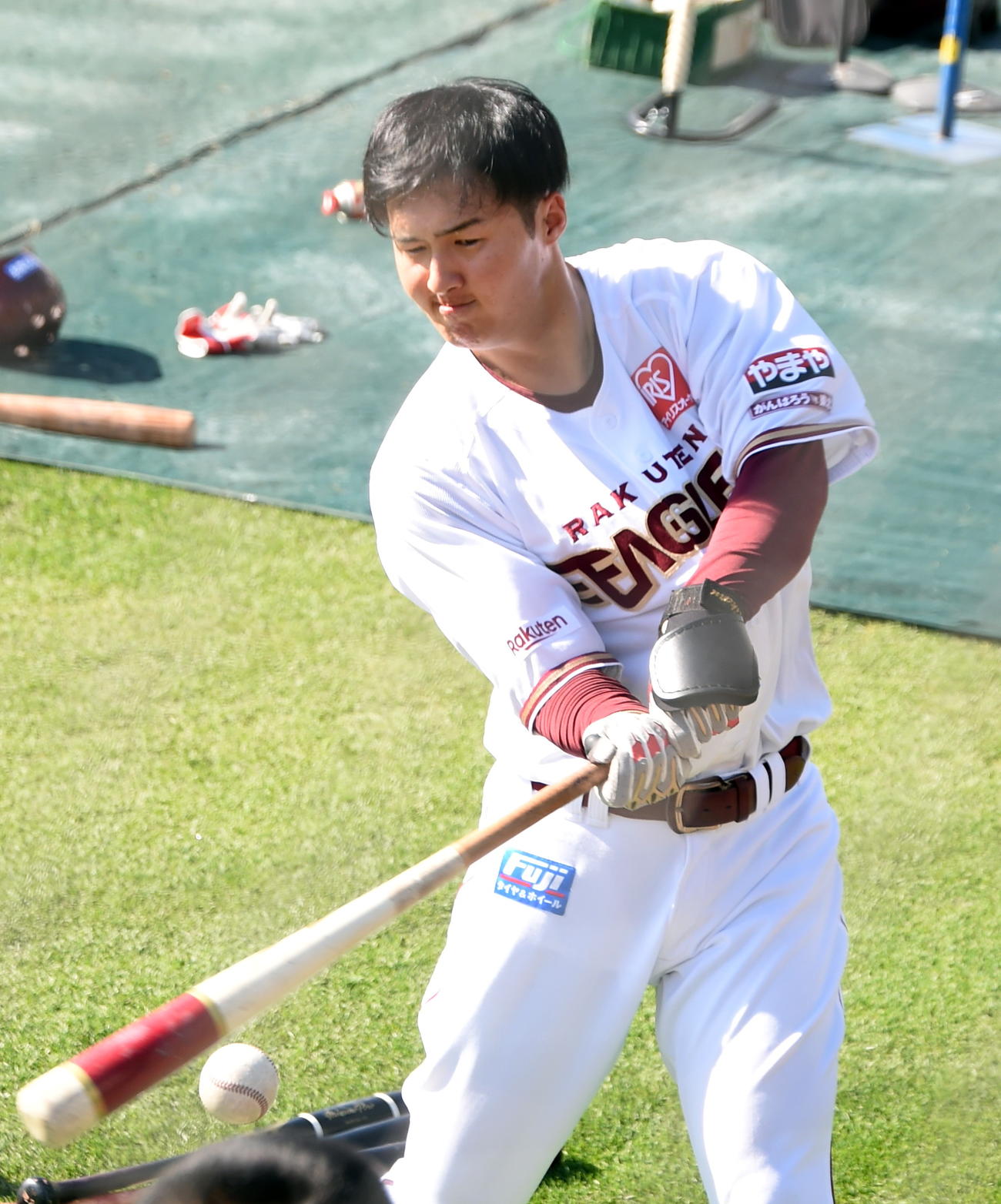 ティー打撃を行う太田