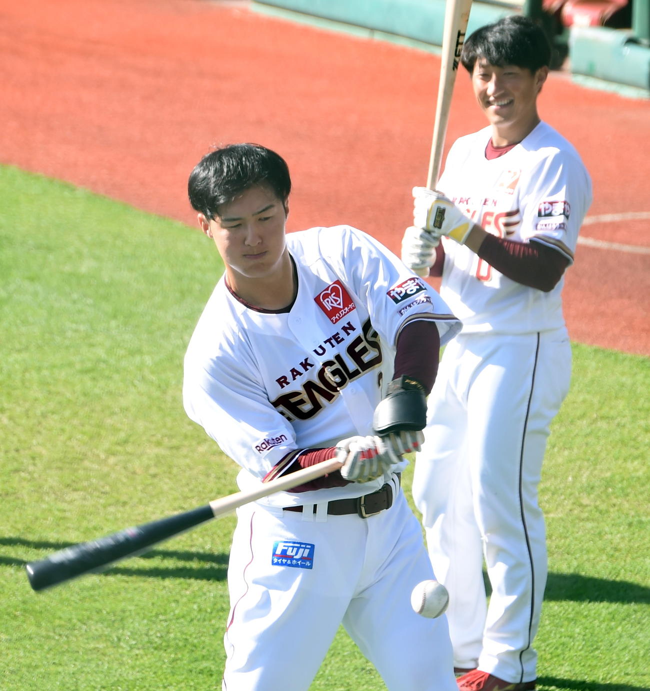 ティー打撃を行う楽天太田（手前）と小深田（撮影・山田愛斗）