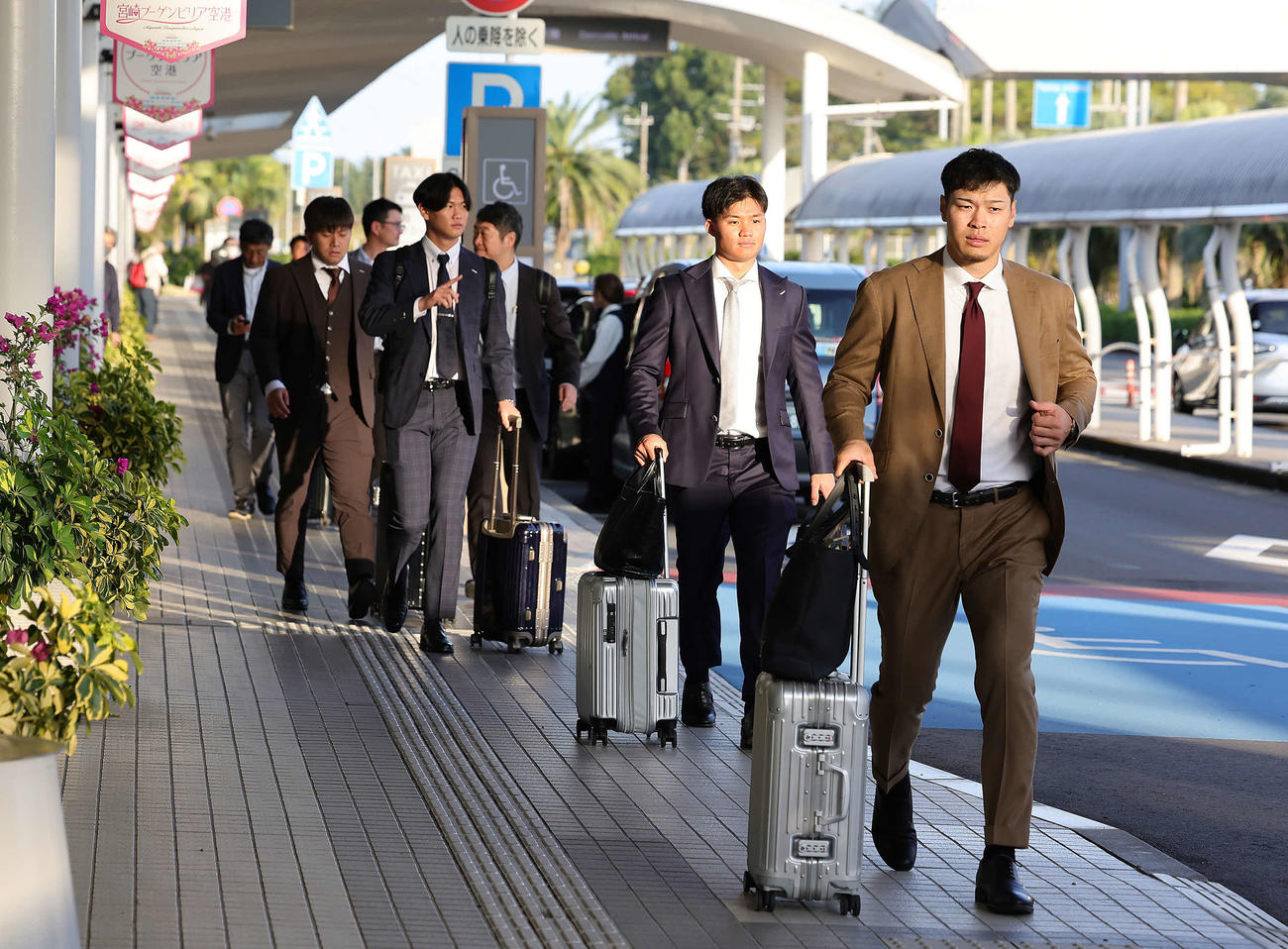 宮崎に到着した阪神の、右から佐藤輝、森下、及川、桐敷（撮影・足立雅史）