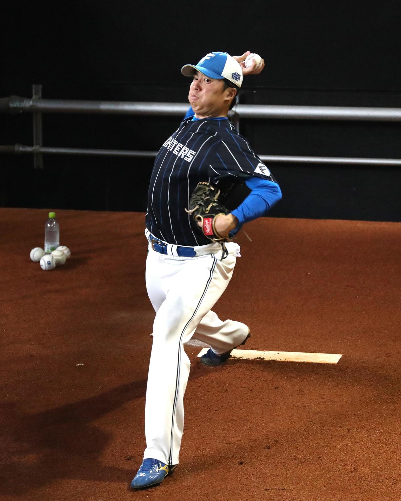 ブルペンで投球する田中正（撮影・黒川智章）