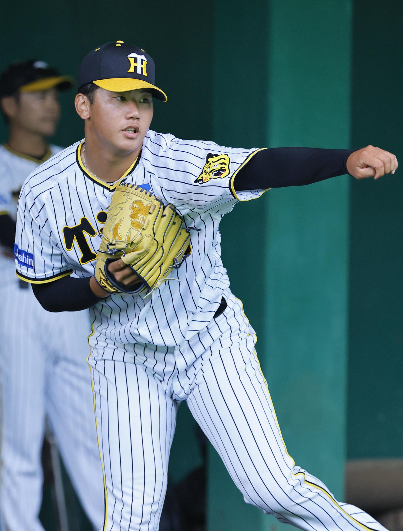 阪神秋季キャンプ　ブルペンで投球練習する阪神門別（撮影・藤尾明華）
