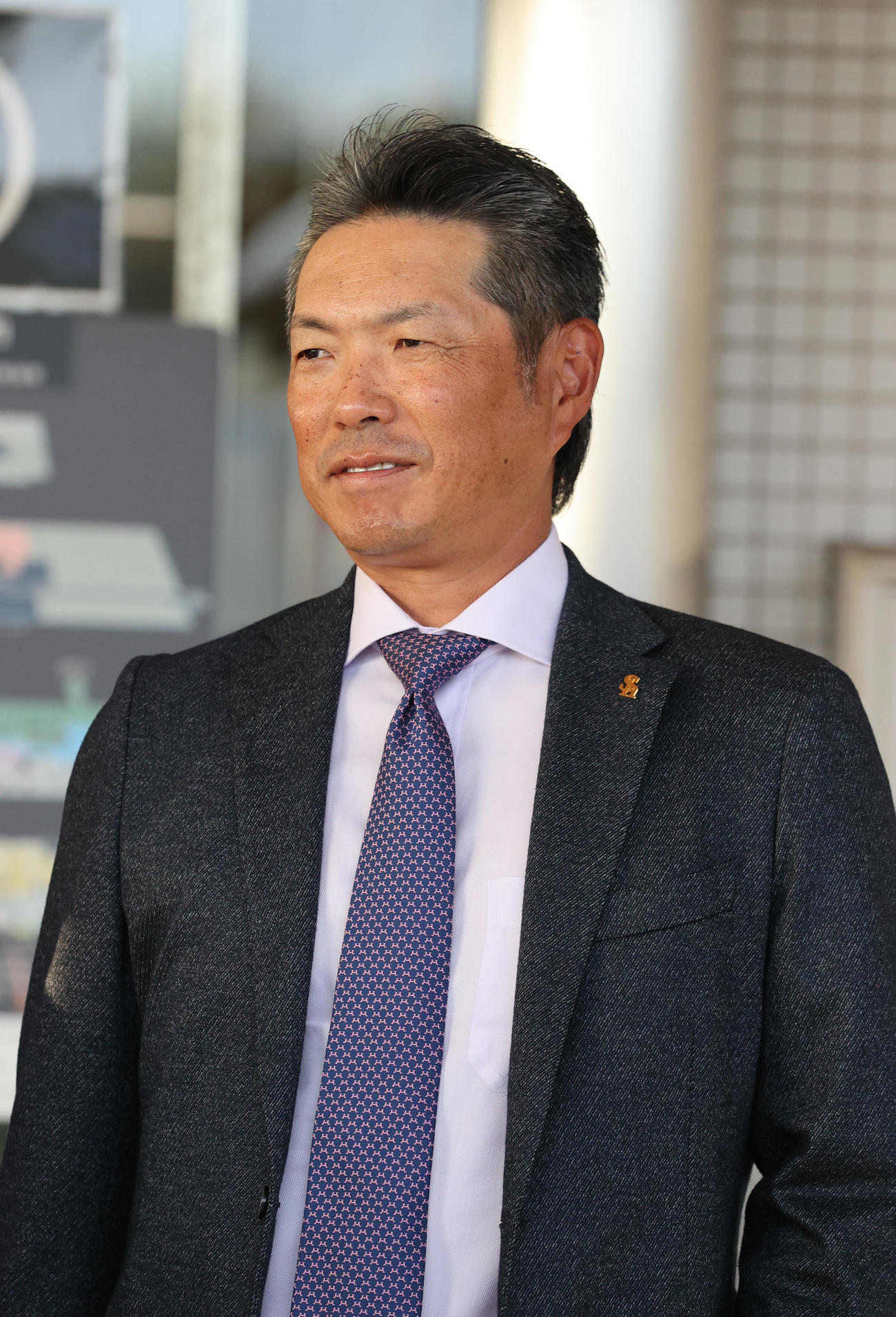 宮崎入りした小久保監督は報道陣の質問に快く応じる（撮影・梅根麻紀）