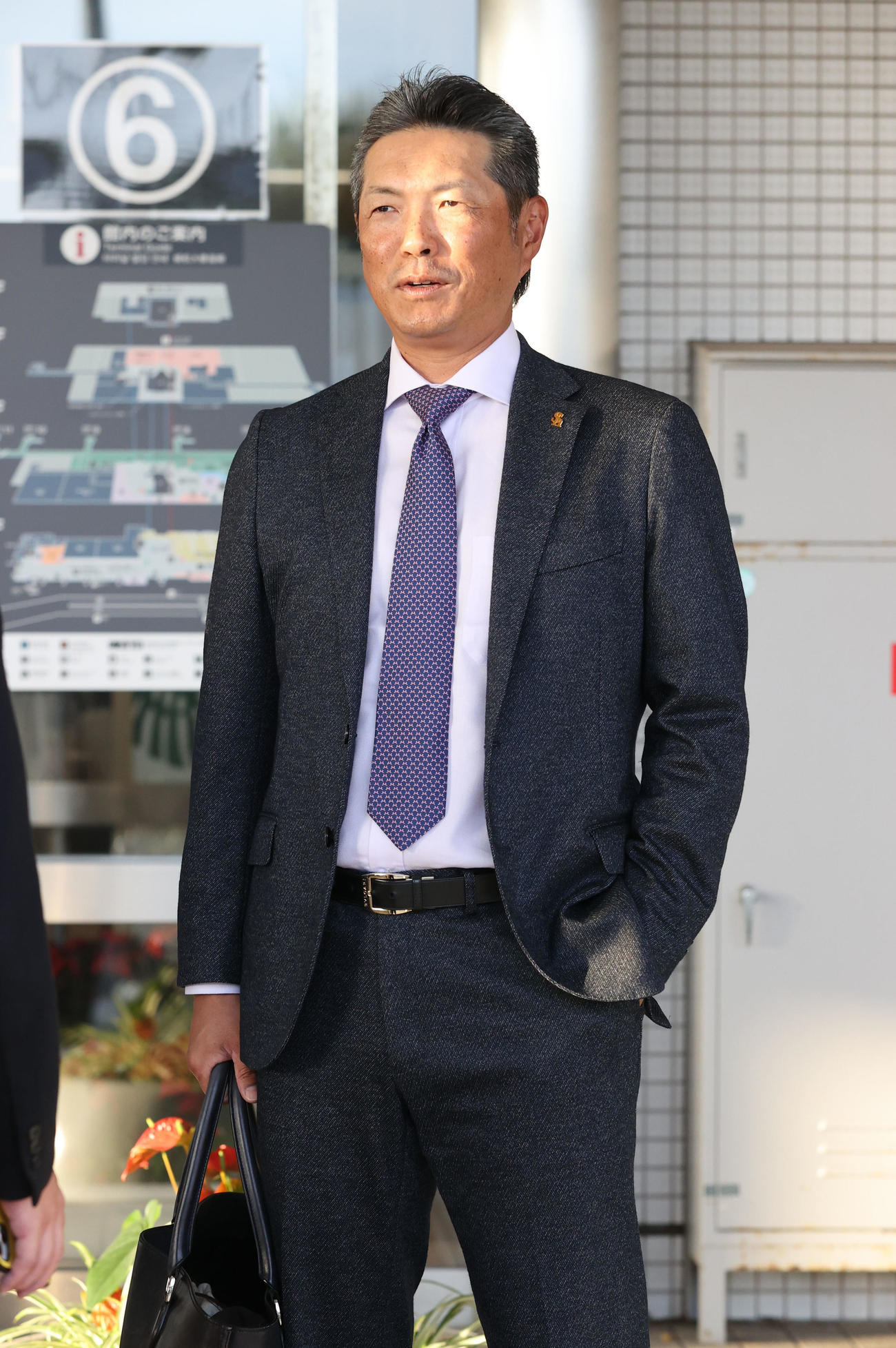 宮崎入りした小久保監督は報道陣の質問に快く応じる（撮影・梅根麻紀）