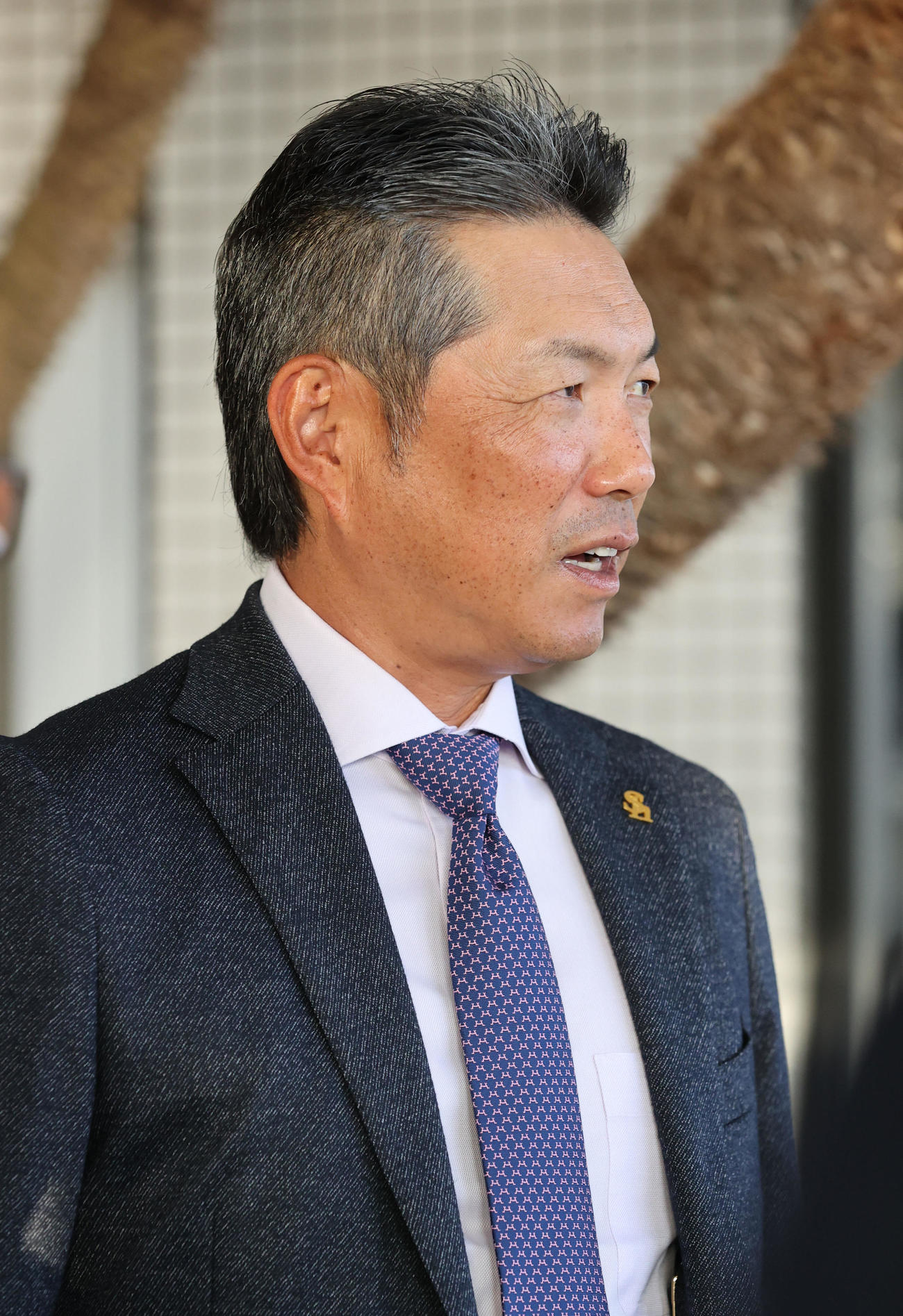 宮崎入りした小久保監督は報道陣の質問に快く応じる（撮影・梅根麻紀）