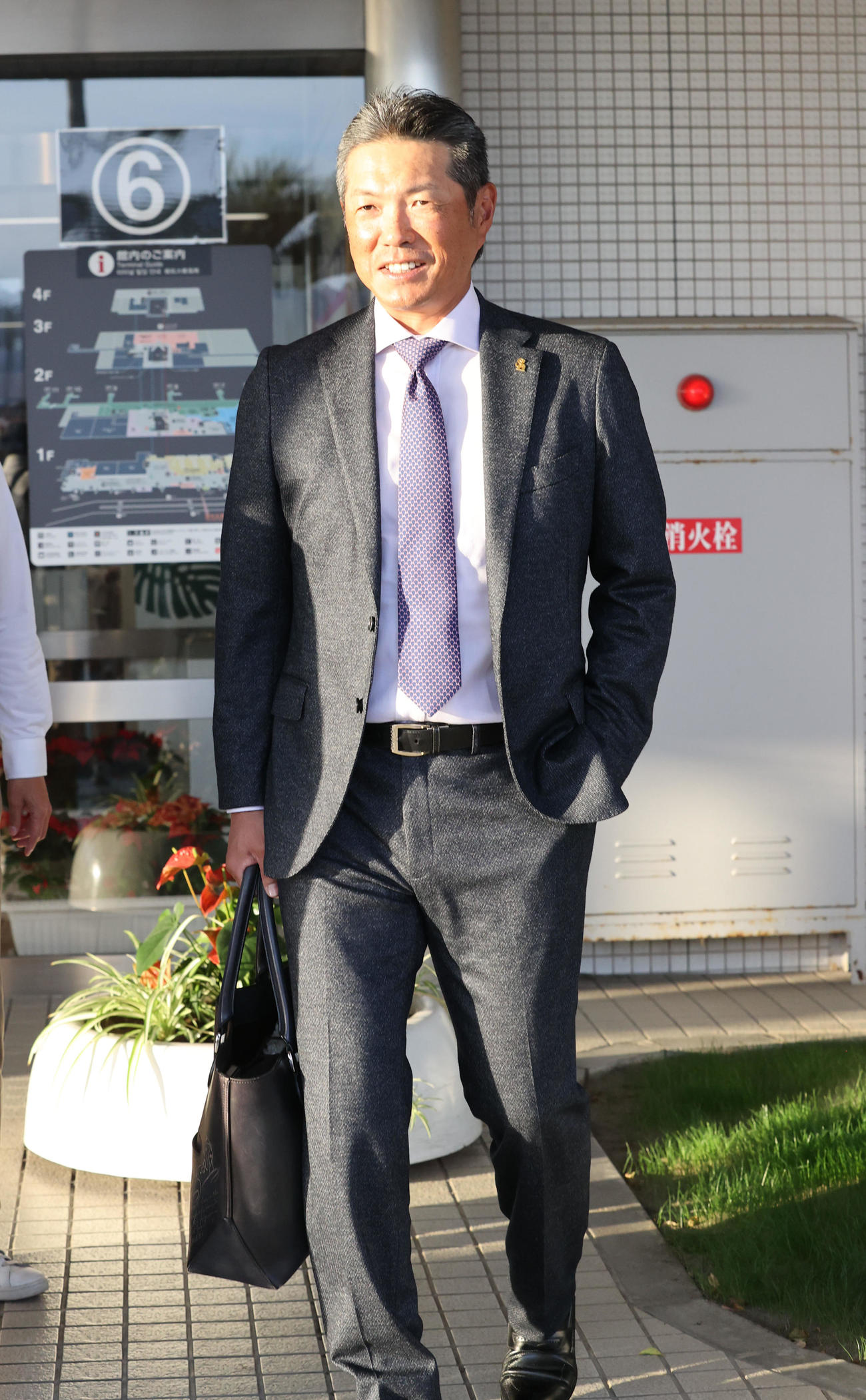 宮崎入りした小久保監督は報道陣の質問に快く応じる（撮影・梅根麻紀）