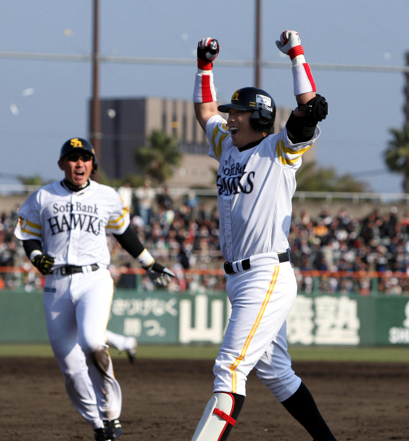 ソフトバンク対ロッテ　9回裏ソフトバンク2死一、二塁、中越えサヨナラ打を放った小久保は両手を上げて喜ぶ（2011年4月23日）