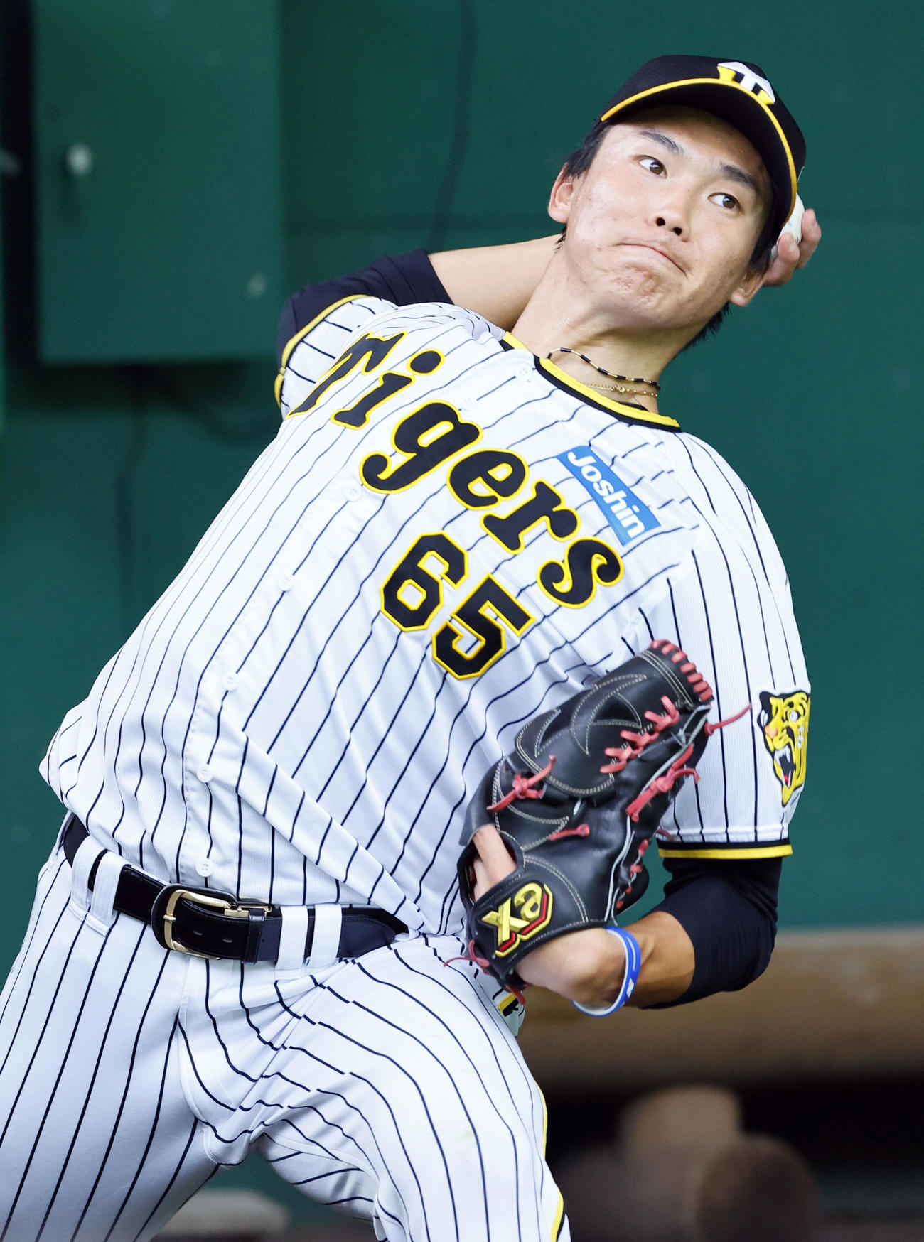 阪神秋季キャンプ　ブルペンで投球練習をする阪神湯浅（撮影・藤尾明華）