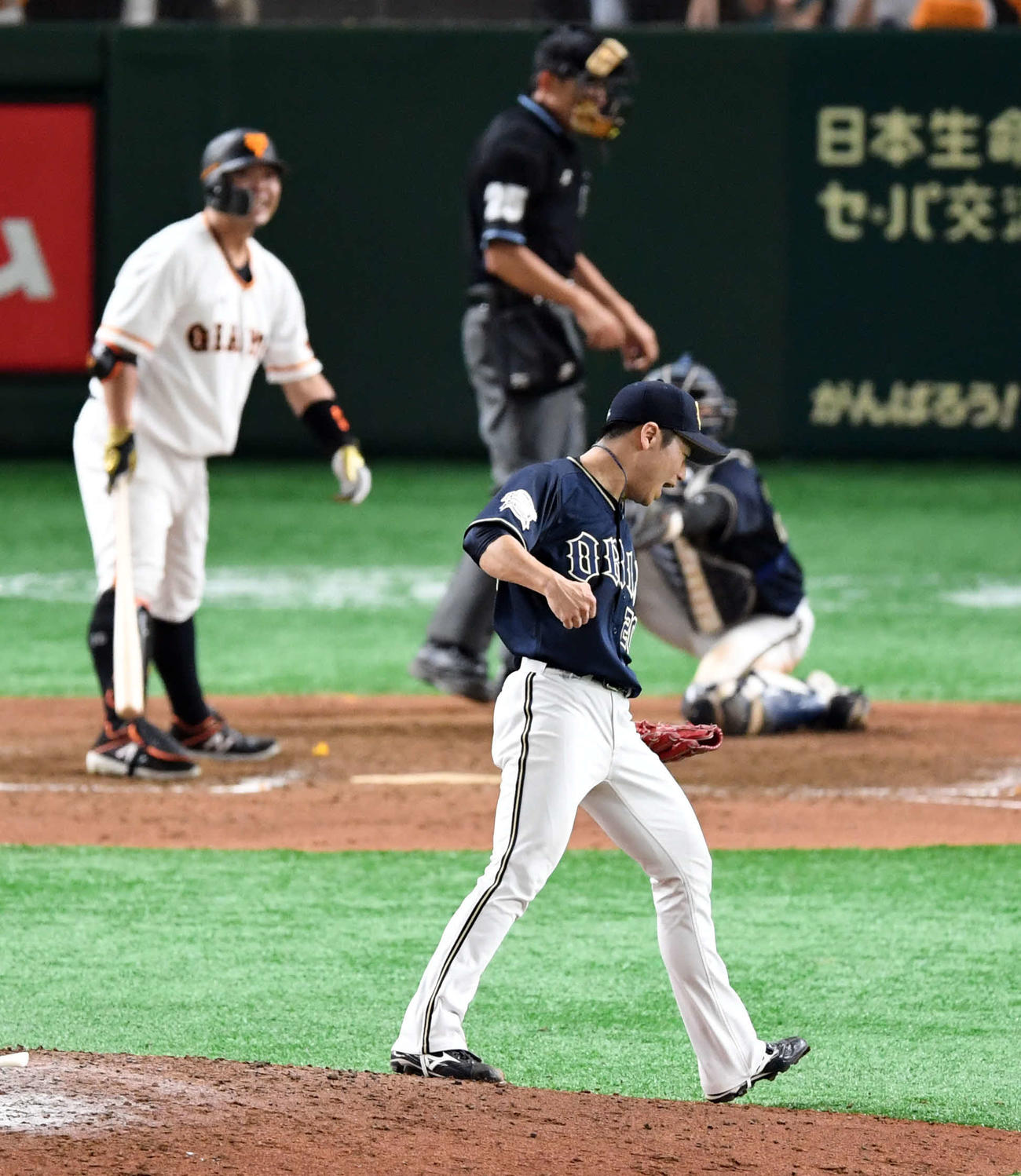 19年、巨人阿部慎之助を見逃し三振に仕留めガッツポーズするオリックス近藤大亮
