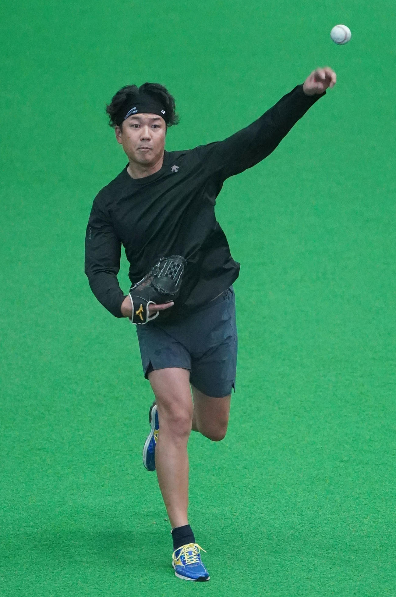 契約更改前にキャチボールで体を動かす大野雄（撮影・森本幸一）