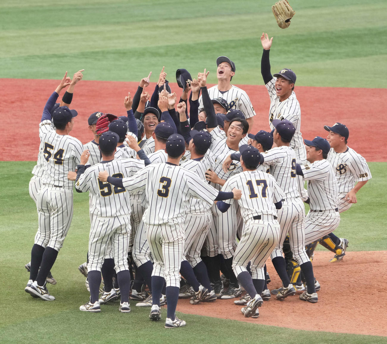 日体大対上武大　優勝しマウンド付近で大喜びする上武大ナイン（撮影・小沢裕）