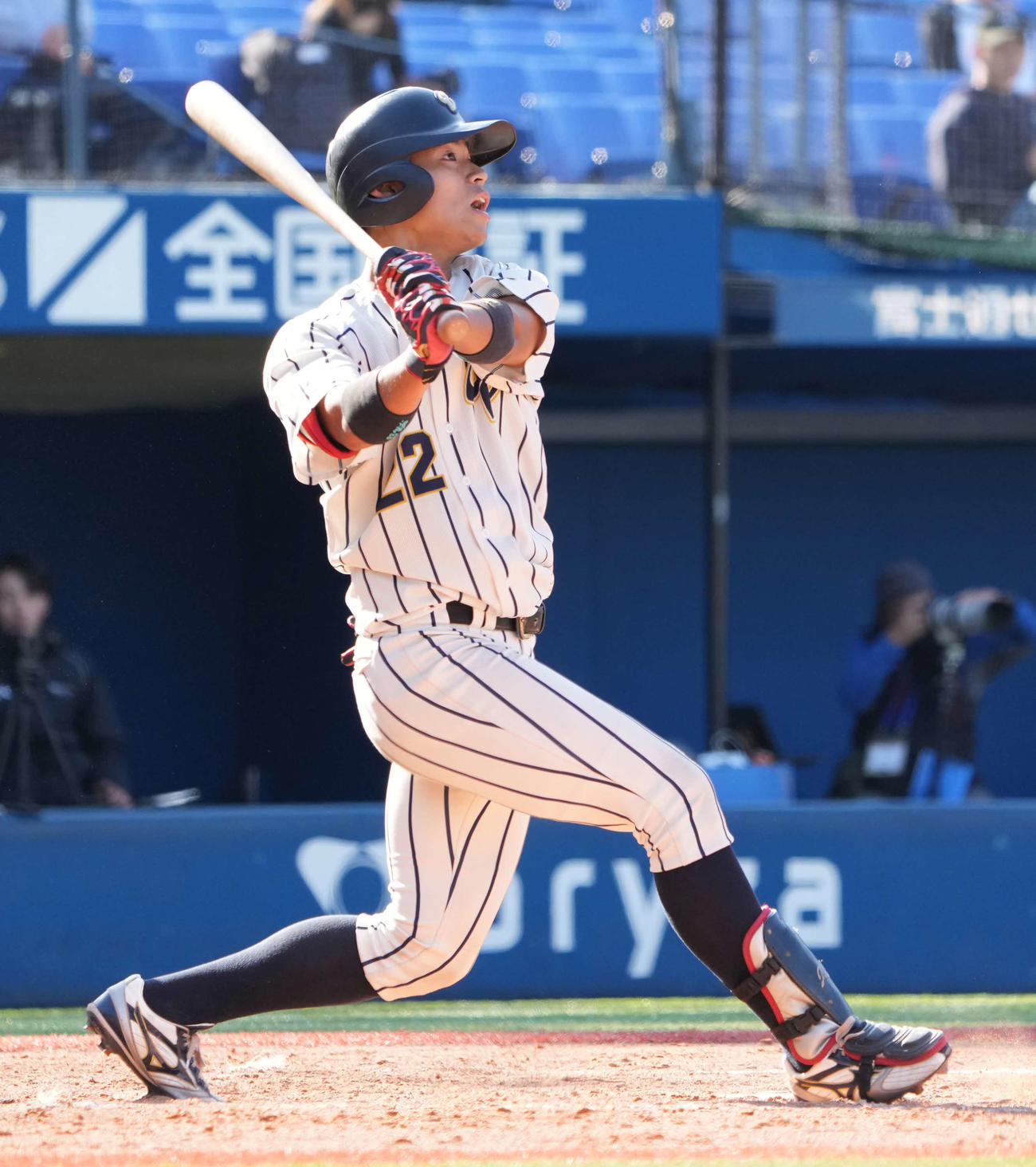 日体大対上武大　3回裏上武大無死、平井は右越えにソロ本塁打を放つ（撮影・小沢裕）