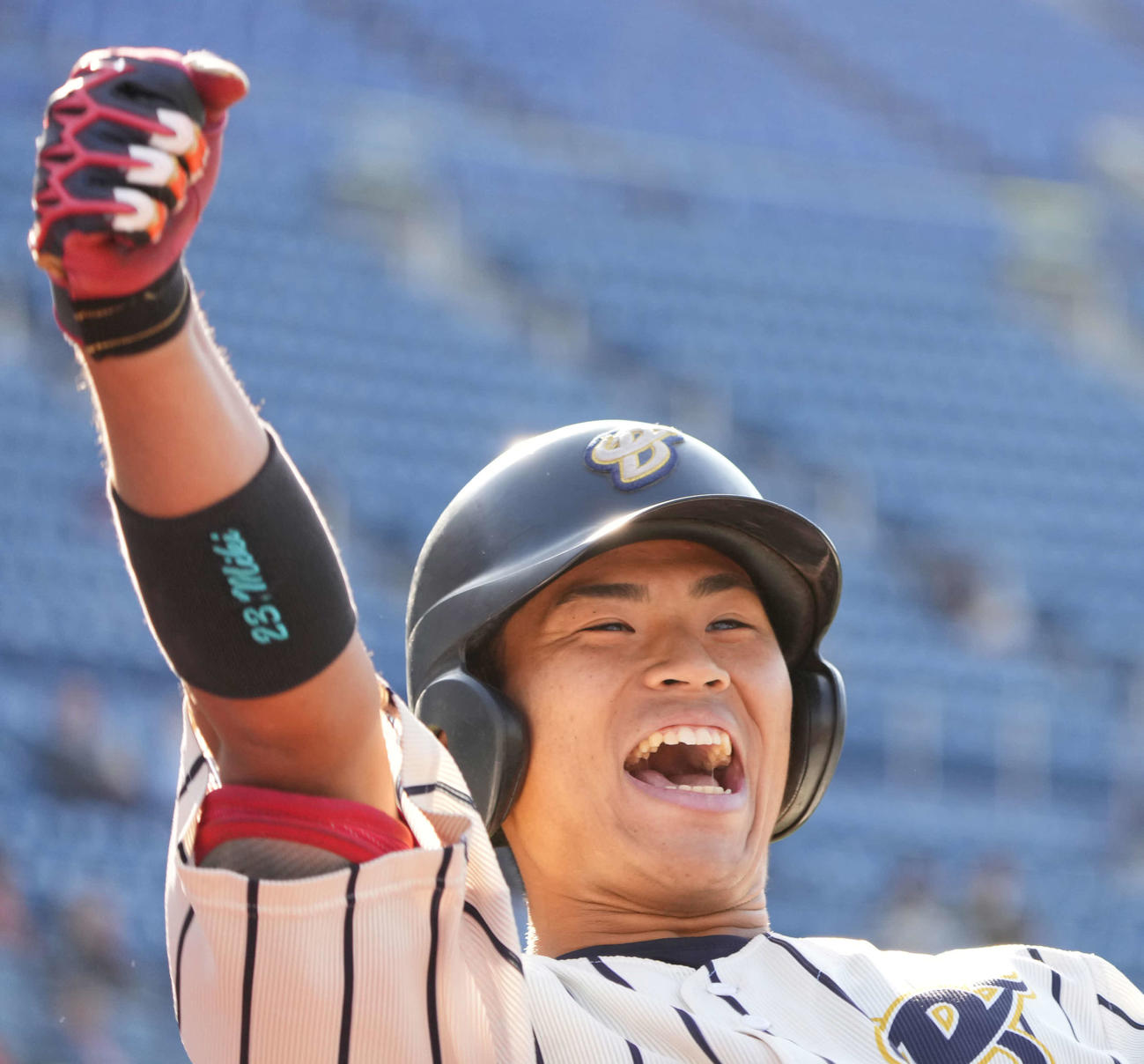 日体大対上武大　3回裏上武大無死、平井は右越えにソロ本塁打を放ちスタンドに向かってガッツポーズ（撮影・小沢裕）