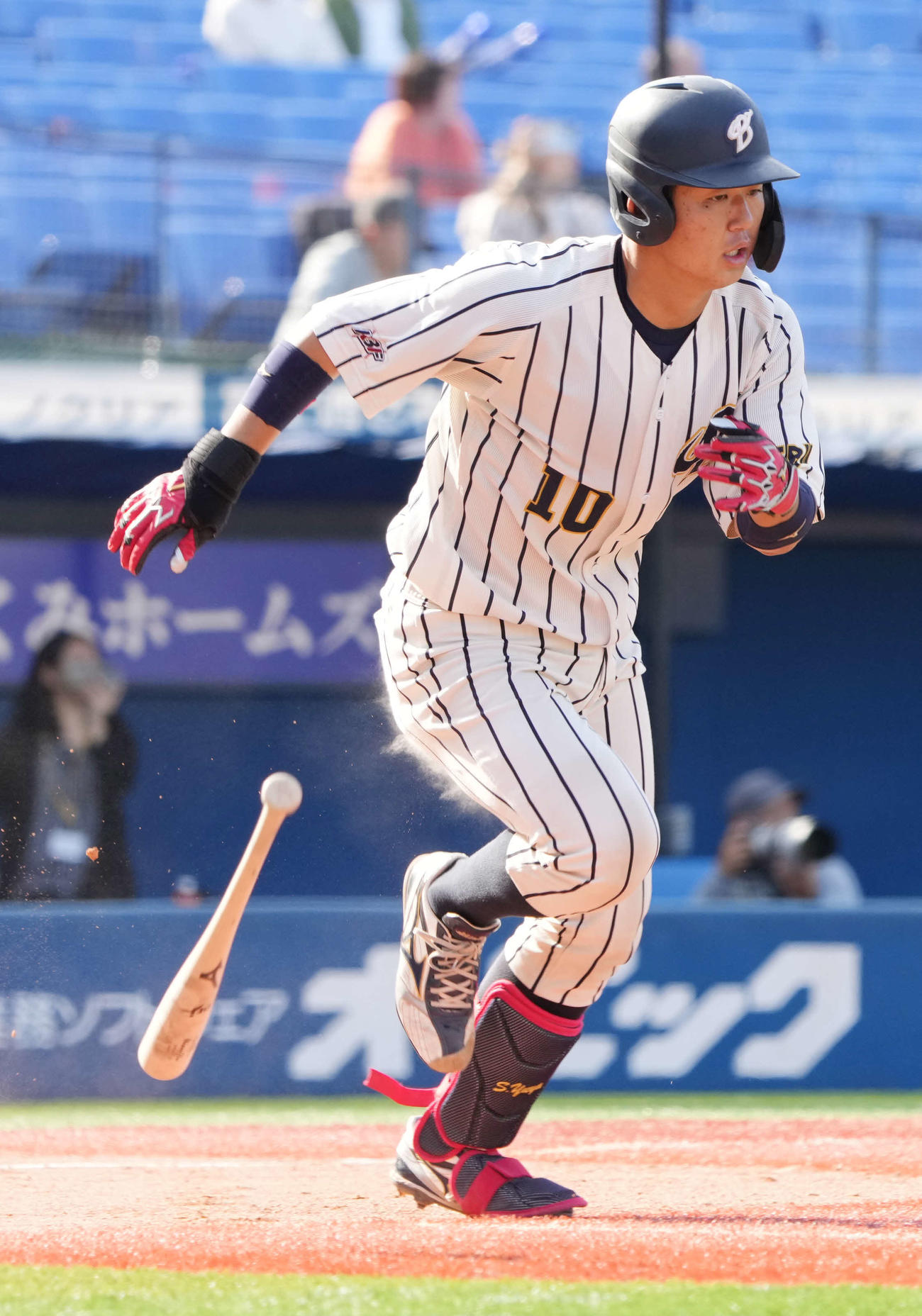 日体大対上武大　1回裏上武大2死一塁、進藤は左前打を放つ（撮影・小沢裕）